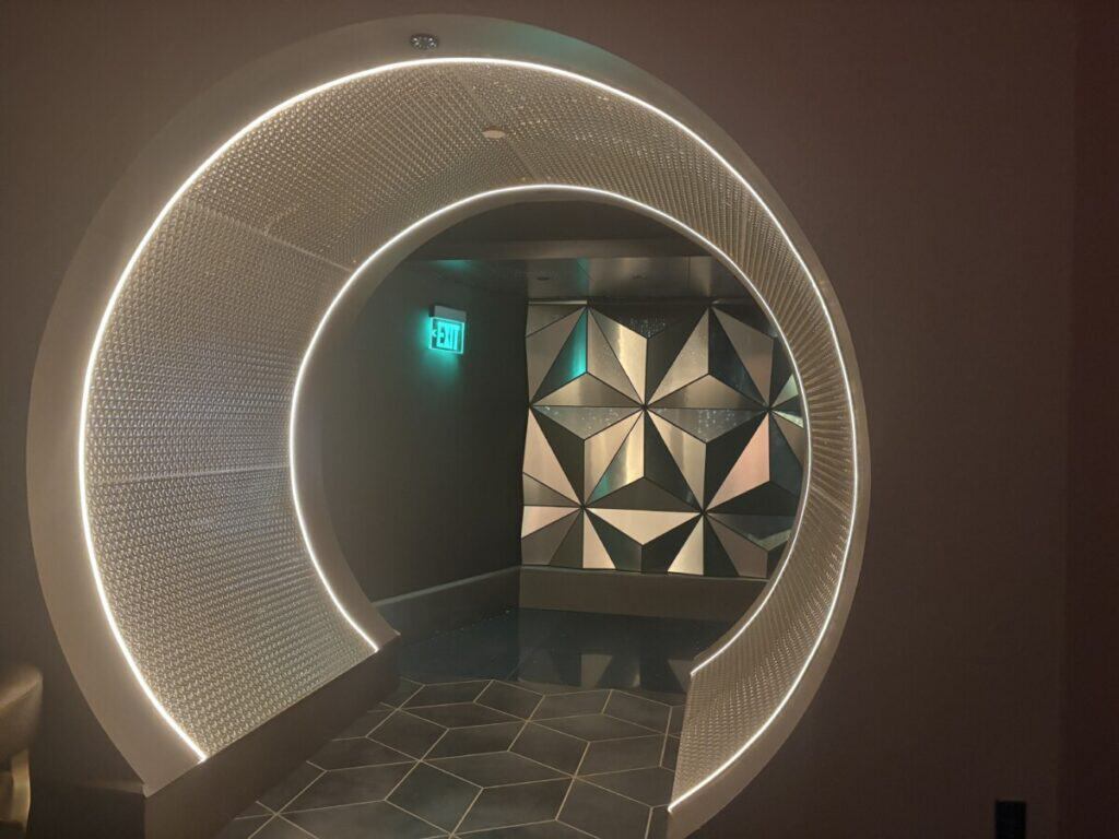 Geo-82 tunnel to lounge from waiting room