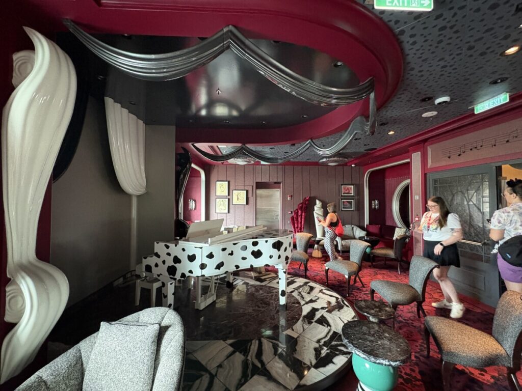 De Vils, Cruella themed lounge on the Disney Destiny
