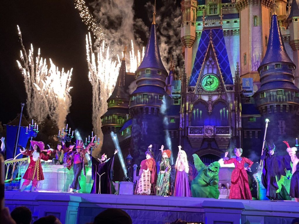 Sanderson Sisters stage show at Mickey's not so scary halloween party