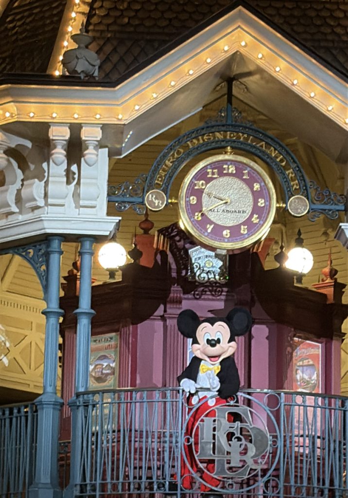 Mickey Mouse saying goodbye to everyone leaving Disneyland Paris for the night